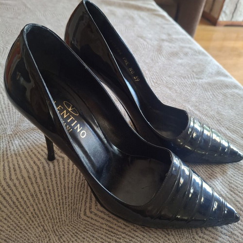 Valentino Garavani pumps size 39, black