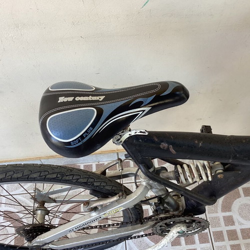 Mountain bike used with new tires and saddle, aluminum frame, disc brakes