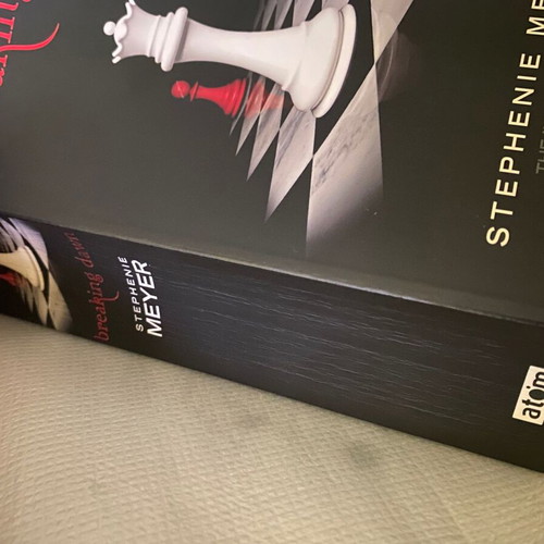 Breaking Dawn book by Stephenie Meyer like new, Twilight series 4