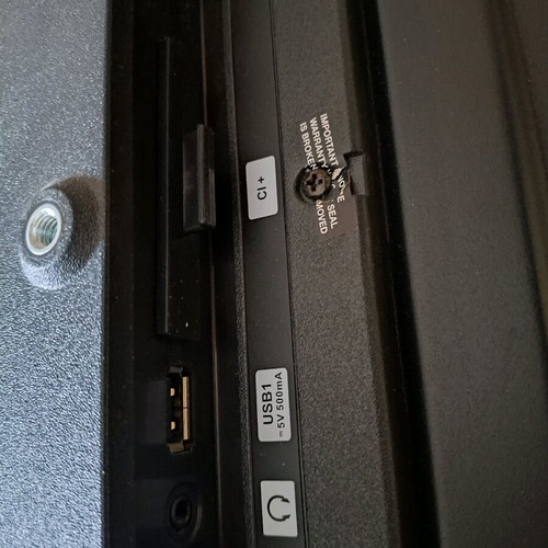 Strong 40FX4003 40-inch TV like new, tabletop, non-smart