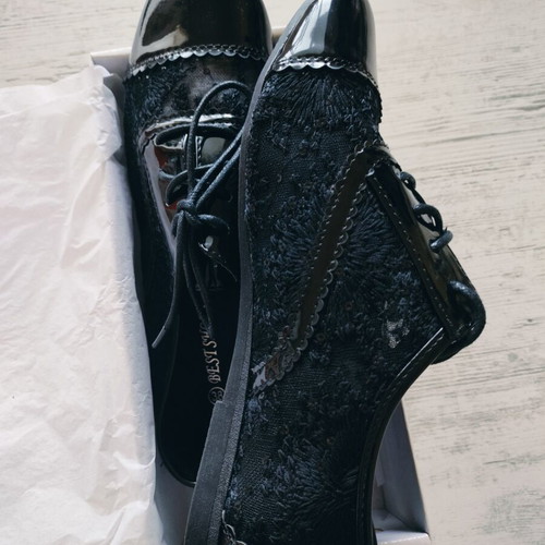 Black women's shoes with embroidery and patent leather new