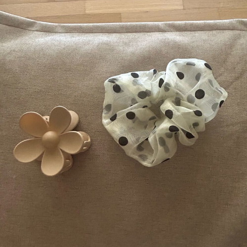 Hair Clips new, scrunch and clamer set of 2