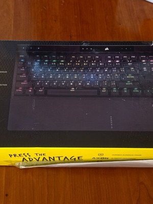 Corsair K70 RGB Pro гейминг клавиатура с Cherry MX Speed превключватели нова