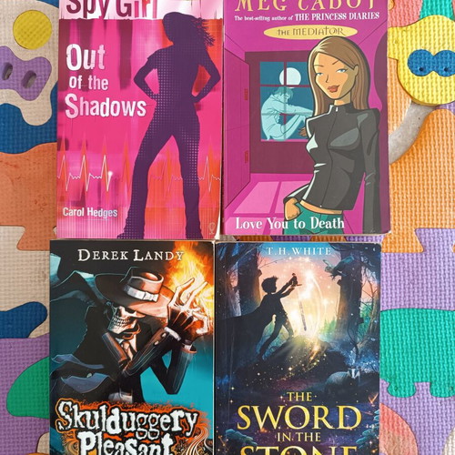 Mystery book set like new, pack of 4, English