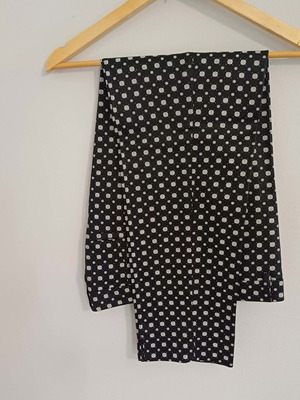 Дамски черен панталон нов с малки десени размер 42 H&M