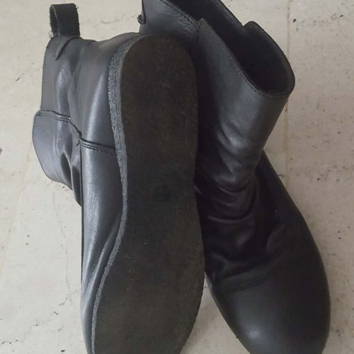 Leather ankle boots used size 37, black with light scratch
