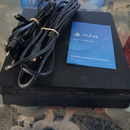 PS4 конзола като нова с контролер, оригинална кутия, кабели и инструкции