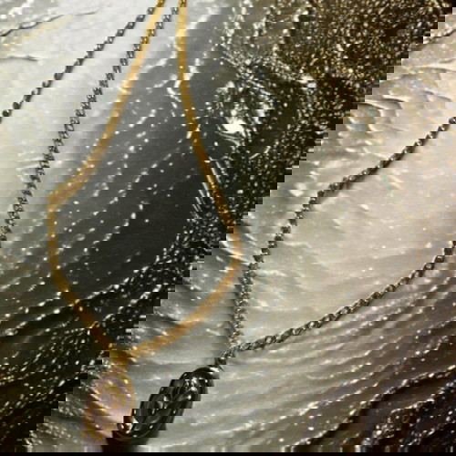 Χρυσό Κολιέ με Ανάγλυφο Μενταγιόν