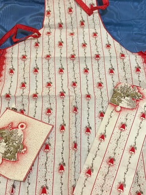 Kitchen set new with legs, towel and Christmas potholder
