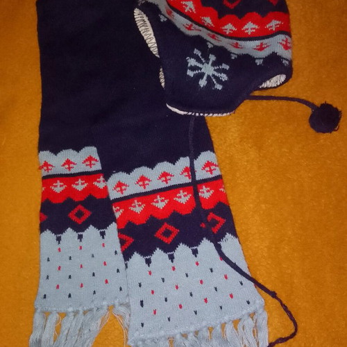 Children's scarf set with blue and red hat like new