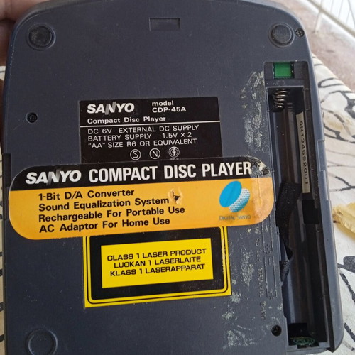 Sanyo disk player used, missing battery cover
