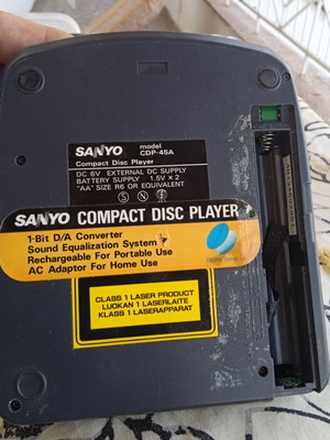 Sanyo disk player used, missing battery cover
