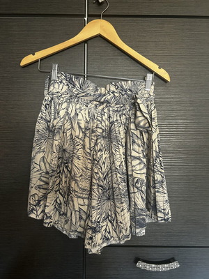 Celestino shorts like new, size M with belt, beige and blue