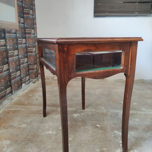 Display table with collectible pens like new, mahogany wood