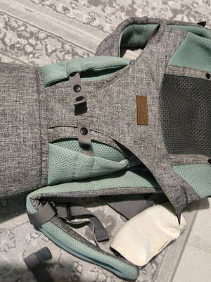 Baby Carrier like new with design for proper hip position