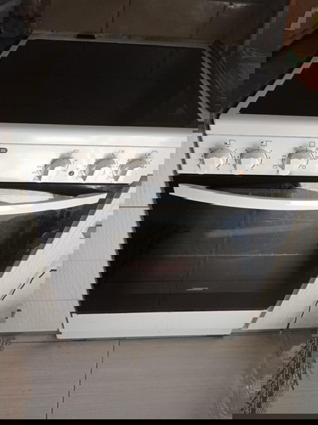 Ηλεκτρική κουζίνα ZANUSSI σε εξαιρετική κατάσταση 5/ετιας , με ελάχιστη χρήση σε πολύ καλή τιμή
