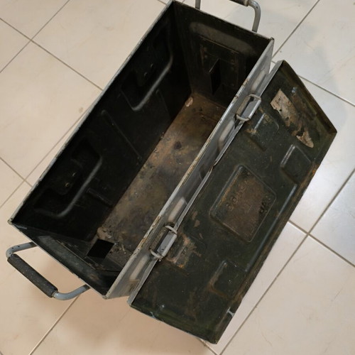 Military Metal Box vintage 1940 used, collectible militaria