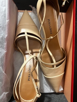 Pura Lopez pumps like new, beige leather