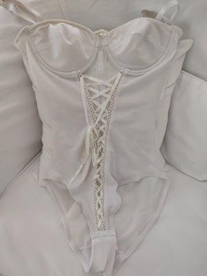 Women's white bodysuit like new, size Medium, cups 80B