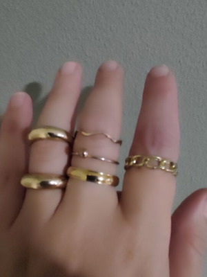 Set of 6 rings in various sizes, gold tone, like new