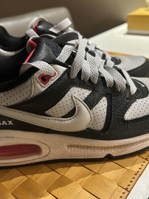 Αθλητικά παπούτσια Nike Air Max Command No 36,5, γκρι-μαύρα με κόκκινες λεπτομέρειες