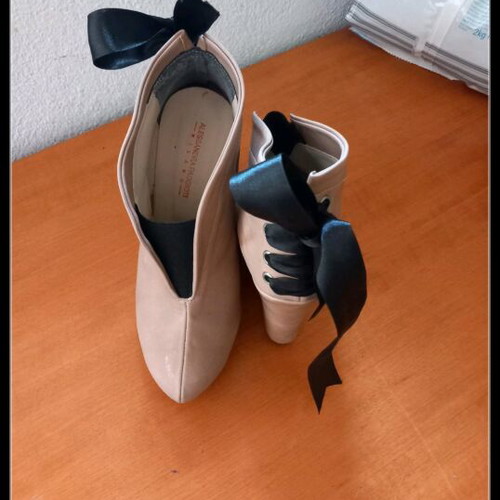 Alessandra Paggioti shoes like new with black satin ribbon size 37