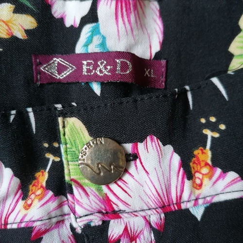 E&D Women's Bermuda shorts like new, size L, black floral