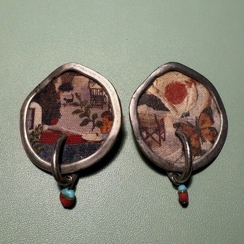 Handmade earrings used with canvas, metal and stones