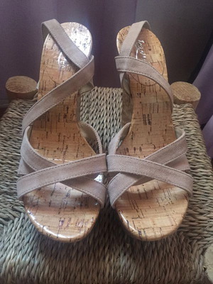 Beige platform sandals new, size 38 Ioannis
