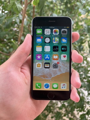 iPhone 6 silver unlocked, like new, 16GB, 90% battery health