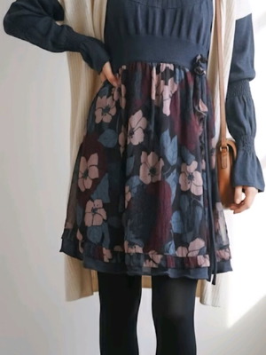 Vintage-Style Knit Dress with Dark Floral Pattern like new