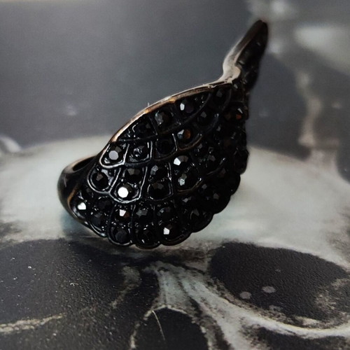 Gothic black wing ring with strass, new