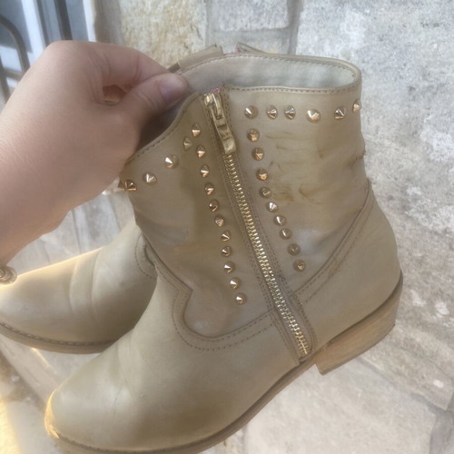 Cowboy ankle boots beige, like new, slight stain removable