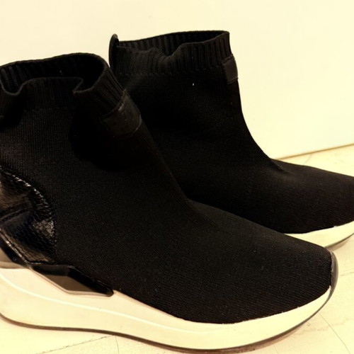 Seven Black Athletic Ankle Boots like new, size 37
