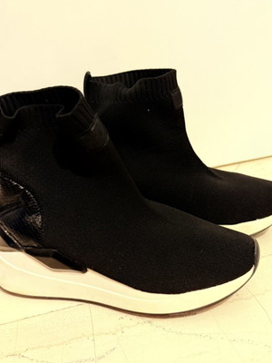Seven Black Athletic Ankle Boots like new, size 37