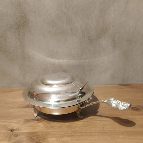 Fondue pot with lid and feet used