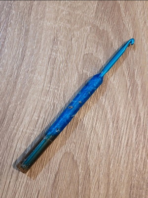 Crochet hook 5mm like new with resin and sea shell handle
