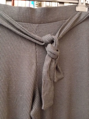 Pull & Bear μαύρη ribbed κοντή παντελόνα size L σαν καινούργιο