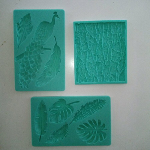 Set of three silicone molds like new