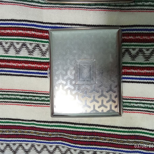 Tobaccopouches like new, 1 metal and 2 leather