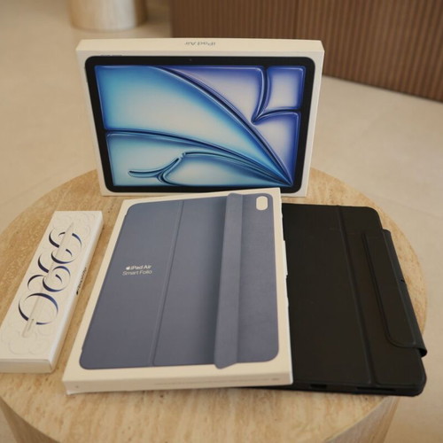 Apple iPad Air 11" M2 (2024) 128GB Wi-Fi with Apple Pencil Pro and accessories