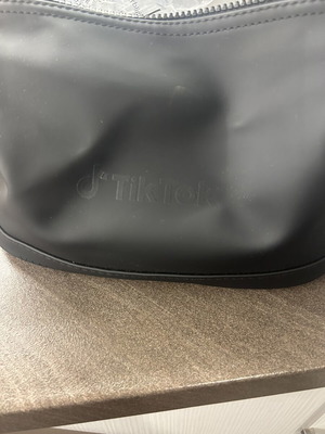 Vinga TikTok travel pouch new, black