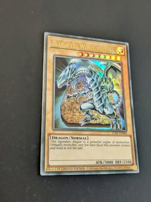 Blue-Eyes White Dragon Yu-Gi-Oh! card like new, Legendary Collection