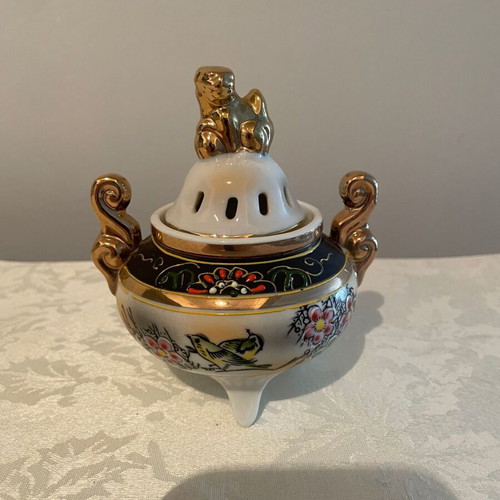 Japanese hand painted vase with lid new 12 x 10 cm