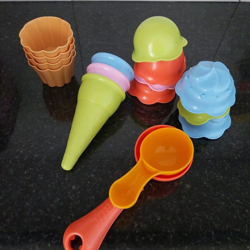 Ice Cream Playset with 7 scoops, 4 cups, 3 cones and 2 scoops
