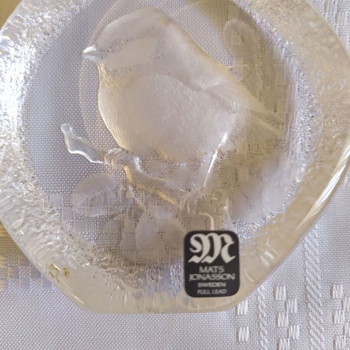 Crystal paperweight with bird design Mats Jonasson like new