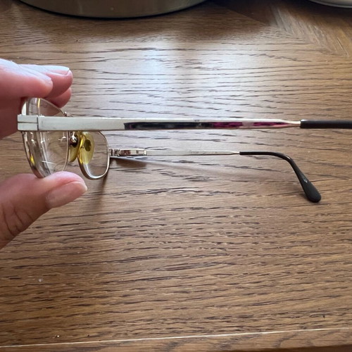 Metal glasses frame used, ideal for presbyopia