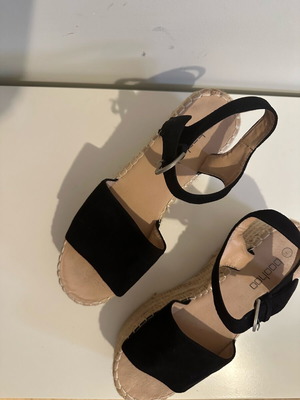 Καλοκαιρινές πλατφόρμες Boohoo