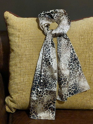 Animal print scarf like new, soft silk-like fabric