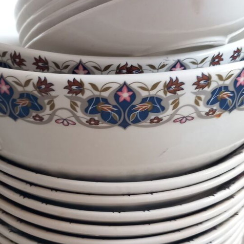 Dinnerware set used, 26 pieces